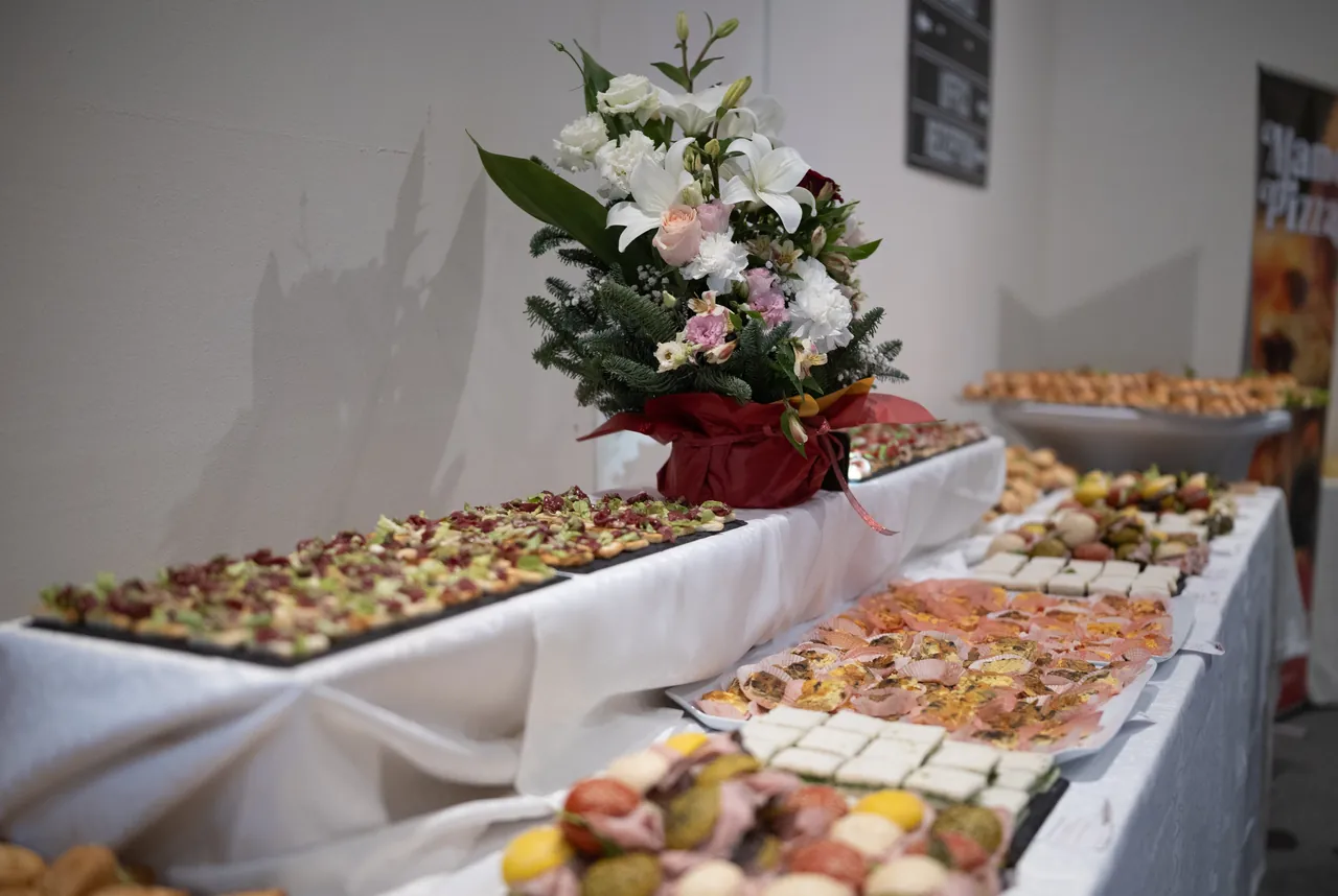 Pranzo a buffet nell'area Gold — foto 4 di 13